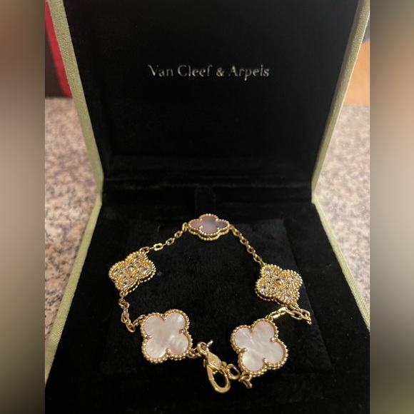 VCA Inspired Bracelet - Picture 2 of 3